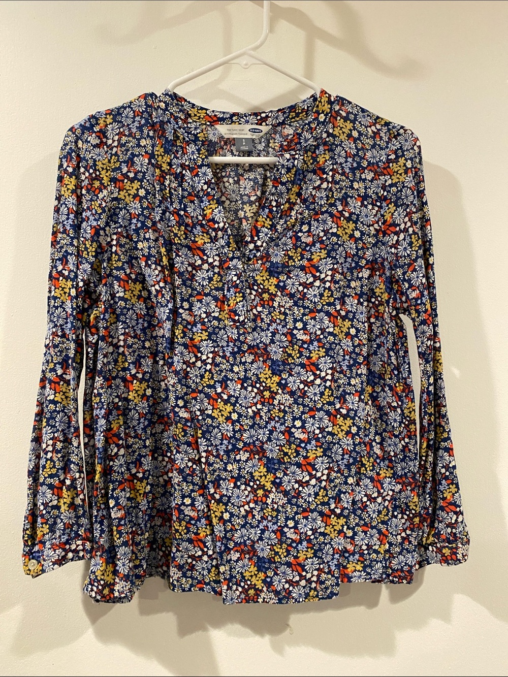 Old Navy Navy Floral V-Neck Blouse with Multi-Color Flowers